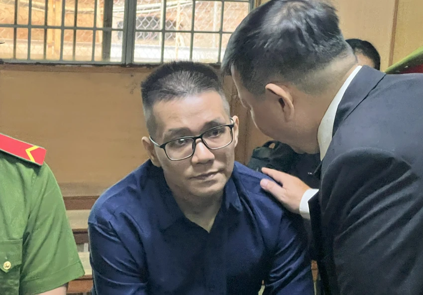 Bị cáo Nhâm Hoàng Khang tiếp tục kêu oan tại phiên toà ngày 6-1. Ảnh: HỮU ĐĂNG Bị cáo Nhâm Hoàng Khang tiếp tục kêu oan tại phiên toà ngày 6-1. Ảnh: HỮU ĐĂNG
