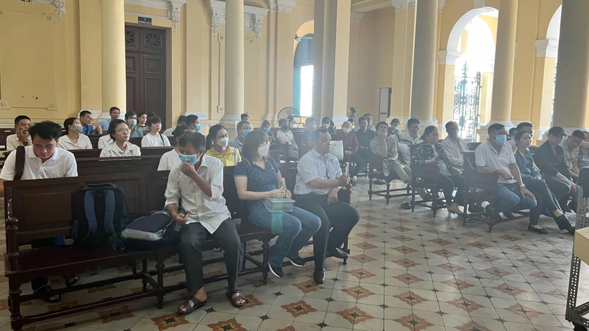 Rất đông bị hại trong vụ án đến tham gia phiên toà. Ảnh: HỮU ĐĂNG Rất đông bị hại trong vụ án đến tham gia phiên toà. Ảnh: HỮU ĐĂNG