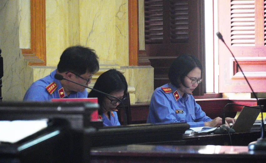Đại diện VKSND TP.HCM đã đề nghị HĐXX tuyên bị cáo Trần Phương Bình 20 năm tù, tổng hợp hình phạt chung là chung thân. Ảnh: HỮU ĐĂNG Đại diện VKSND TP.HCM đã đề nghị HĐXX tuyên bị cáo Trần Phương Bình 20 năm tù, tổng hợp hình phạt chung là chung thân. Ảnh: HỮU ĐĂNG