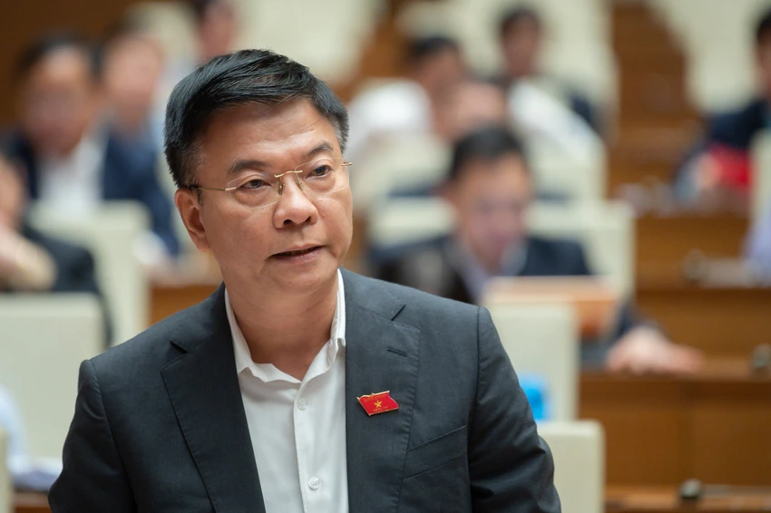 Bộ trưởng bộ Tư pháp Lê Thành Long tham gia trả lời chất vấn. Ảnh: Quốc hội Bộ trưởng bộ Tư pháp Lê Thành Long tham gia trả lời chất vấn. Ảnh: Quốc hội