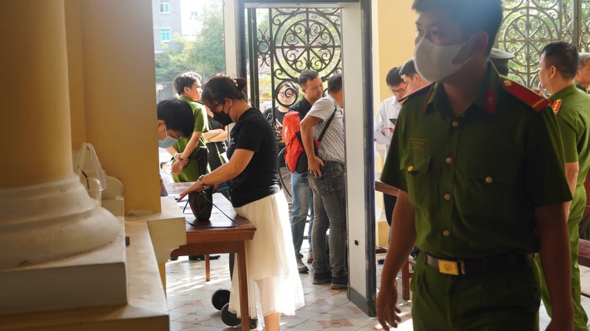 An ninh phiên toà được thắt chặt, chỉ những người có giấy triệu tập mới được cho vào phòng xử. Ảnh: HỮU ĐĂNG An ninh phiên toà được thắt chặt, chỉ những người có giấy triệu tập mới được cho vào phòng xử. Ảnh: HỮU ĐĂNG