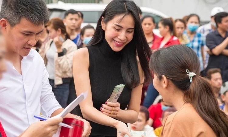 Ca sĩ Thuỷ Tiên cùng chồng là Lê Công Vinh trong một lần đi cứu trợ cho người dân tại miền Trung. Ảnh: PLO Ca sĩ Thuỷ Tiên cùng chồng là Lê Công Vinh trong một lần đi cứu trợ cho người dân tại miền Trung. Ảnh: PLO