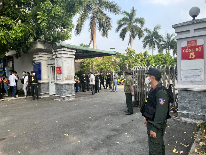 Rất nhiều Cảnh sát cơ động được huy động tới. Ảnh: HỮU ĐĂNG Rất nhiều Cảnh sát cơ động được huy động tới. Ảnh: HỮU ĐĂNG