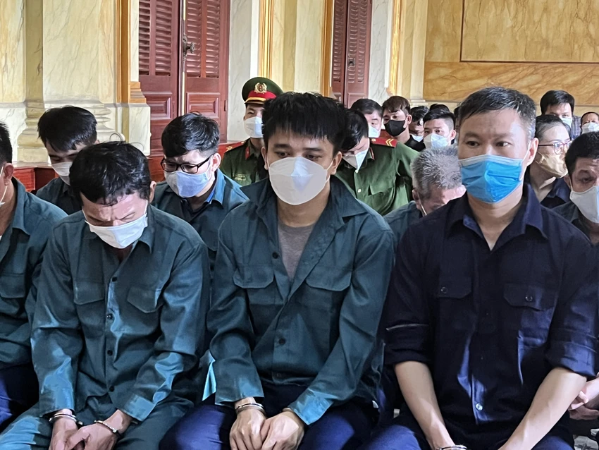 Bị cáo Hoàng Duy Tiến (bìa phải) được cáo buộc là chủ mưu của đường dây nhập lậu 1.287 container hàng hoá là máy móc cũ với giá trị 217,6 tỉ đồng. Ảnh: HỮU ĐĂNG Bị cáo Hoàng Duy Tiến (bìa phải) được cáo buộc là chủ mưu của đường dây nhập lậu 1.287 container hàng hoá là máy móc cũ với giá trị 217,6 tỉ đồng. Ảnh: HỮU ĐĂNG