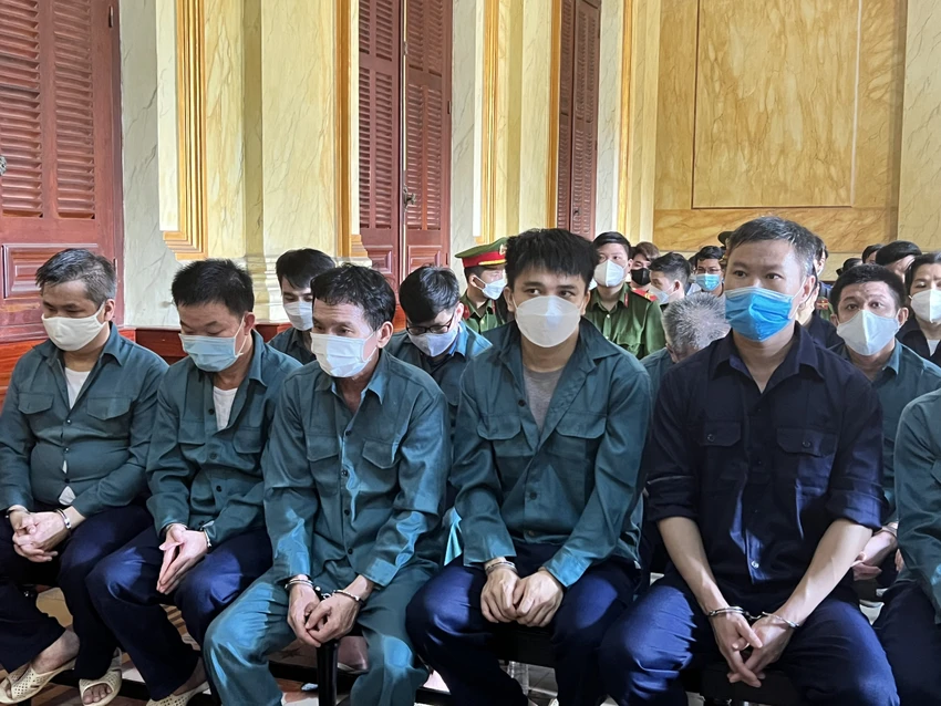 Hoàng Duy Tiền (bìa phải) lãnh 13 năm tù về tội buôn lậu. Ảnh: HỮU ĐĂNG Hoàng Duy Tiền (bìa phải) lãnh 13 năm tù về tội buôn lậu. Ảnh: HỮU ĐĂNG