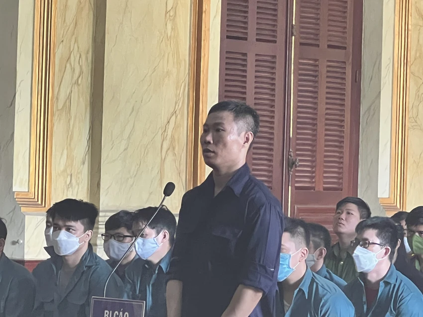 Cựu cán bộ công an Hoàng Duy Tiến bị đại diện VKS đề nghị mức án từ 14-16 năm tù. Ảnh: HỮU ĐĂNG Cựu cán bộ công an Hoàng Duy Tiến bị đại diện VKS đề nghị mức án từ 14-16 năm tù. Ảnh: HỮU ĐĂNG