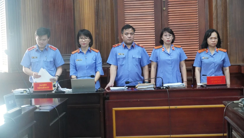 Trong vụ án này có 5 kiểm sát viên VKSND TP.HCM giữ quyền công tố tại toà. Ảnh: HỮU ĐĂNG Trong vụ án này có 5 kiểm sát viên VKSND TP.HCM giữ quyền công tố tại toà. Ảnh: HỮU ĐĂNG