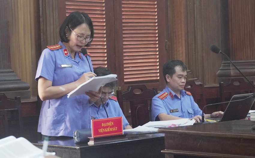 Đại diện VKSND TP.HCM đề nghị từ 4-5 năm tù. Ảnh: HỮU ĐĂNG Đại diện VKSND TP.HCM đề nghị từ 4-5 năm tù. Ảnh: HỮU ĐĂNG
