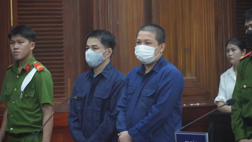 Lê Chí Trung (trái) bị cáo buộc vai trò chủ mưu lừa bán đất của nhiều người, chiếm đoạt 35 tỉ đồng. Ảnh: HỮU ĐĂNG Lê Chí Trung (trái) bị cáo buộc vai trò chủ mưu lừa bán đất của nhiều người, chiếm đoạt 35 tỉ đồng. Ảnh: HỮU ĐĂNG