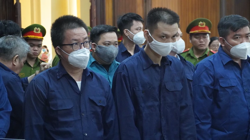 Phan Văn Hòa (đeo kính) khai tại tòa đã có ý kiến tại cuộc họp giao ban không đồng ý việc bắt người rồi thả về nhưng không được giải quyết. Ảnh: HỮU ĐĂNG Phan Văn Hòa (đeo kính) khai tại tòa đã có ý kiến tại cuộc họp giao ban không đồng ý việc bắt người rồi thả về nhưng không được giải quyết. Ảnh: HỮU ĐĂNG