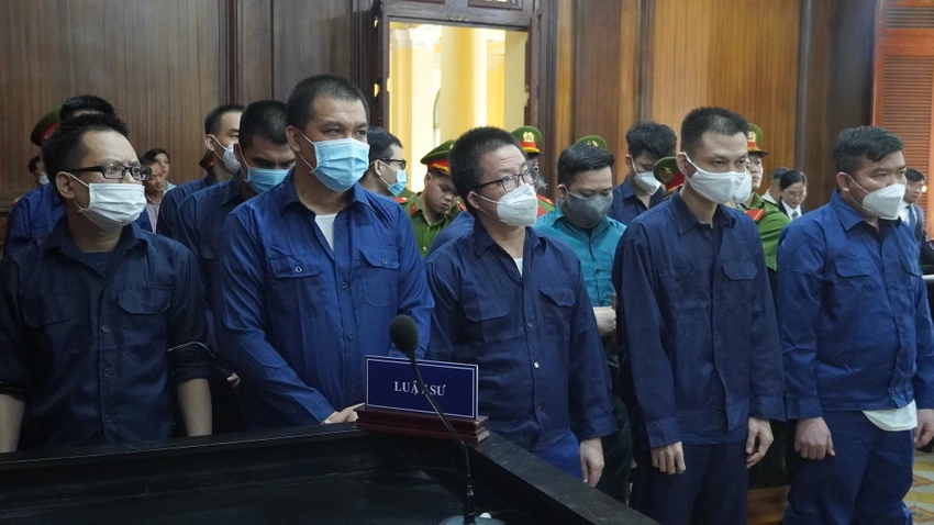 Cả 13 bị cáo đều bị truy tố theo quy định tại khoản 2 Điều 356 Bộ luật Hình sự với khung hình phạt từ 5-10 năm tù. Ảnh: HỮU ĐĂNG Cả 13 bị cáo đều bị truy tố theo quy định tại khoản 2 Điều 356 Bộ luật Hình sự với khung hình phạt từ 5-10 năm tù. Ảnh: HỮU ĐĂNG