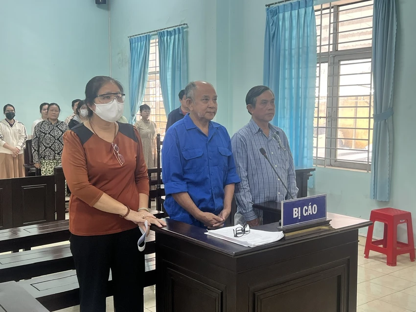 Cựu giám đốc Công ty Tân Tân (áo xanh) cùng vợ và em trai tại toà. Ảnh: HỮU ĐĂNG cong-ty-tan-tan.JPG