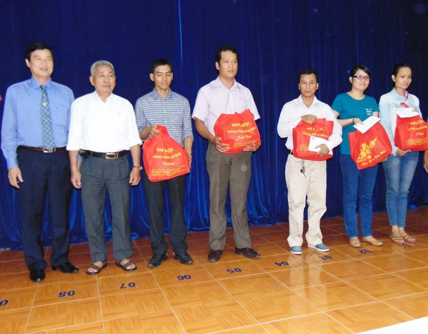 BS Nguyễn Hữu Hưng (bìa phải) và các thầy thuốc dân tộc tiêu biểu. 