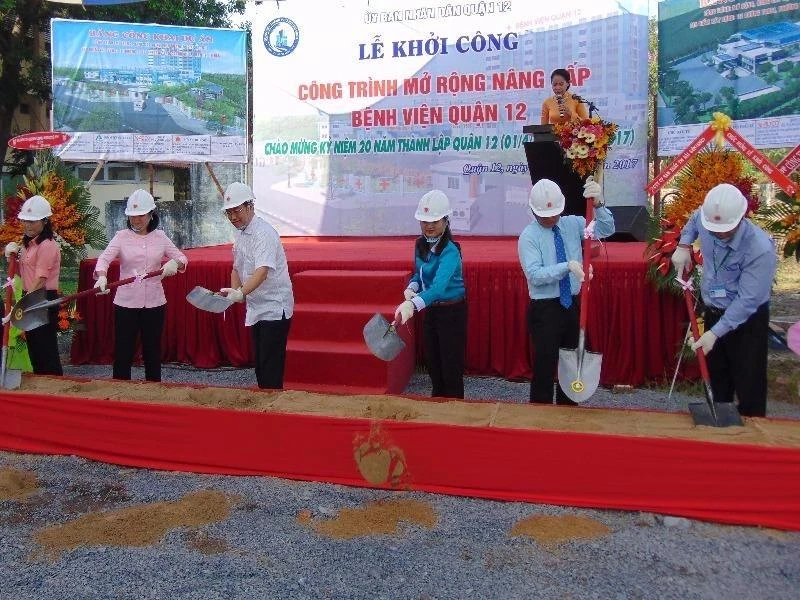 Dân quận 12 mừng rơn vì sắp có thêm 300 giường bệnh mới ảnh 2 Lãnh đạo quận 12 động thổ công trình mở rộng nâng cấp BV quận nhà. Ảnh: TRẦN NGỌC