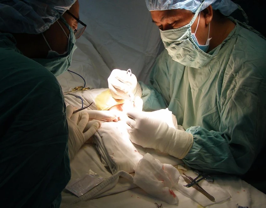 thanh sắt đâm xuyên gót chân