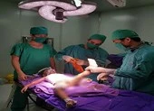 Bé 2 tuổi bị bỏng nước sôi tróc da toàn thân