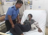 Bảo vệ cõng người bệnh nguy kịch đi cấp cứu