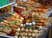 Bé trai bị que cá viên chiên đâm xuyên hốc mắt
