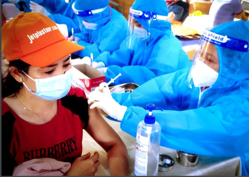 Người dân TP.HCM hầu hết đã tiêm đủ liều vaccine ngừa COVID-19. Ảnh: TRẦN NGỌC Người dân TP.HCM hầu hết đã tiêm đủ liều vaccine ngừa COVID-19. Ảnh: TRẦN NGỌC