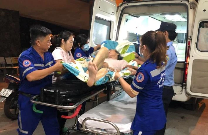 Nhân viên y tế Trung tâm Cấp cứu 115 TP.HCM chuyển một bệnh nhân lên xe. Ảnh: HL Nhân viên y tế Trung tâm Cấp cứu 115 TP.HCM chuyển một bệnh nhân lên xe. Ảnh: HL