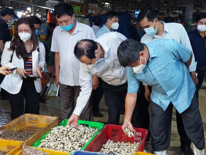 Cơ quan quản lý an toàn thực phẩm kiểm tra hoạt động kinh doanh tại chợ đầu mối Bình Điền, TP.HCM. Ảnh: TRẦN NGỌC Cơ quan quản lý an toàn thực phẩm kiểm tra hoạt động kinh doanh tại chợ đầu mối Bình Điền, TP.HCM. Ảnh: TRẦN NGỌC