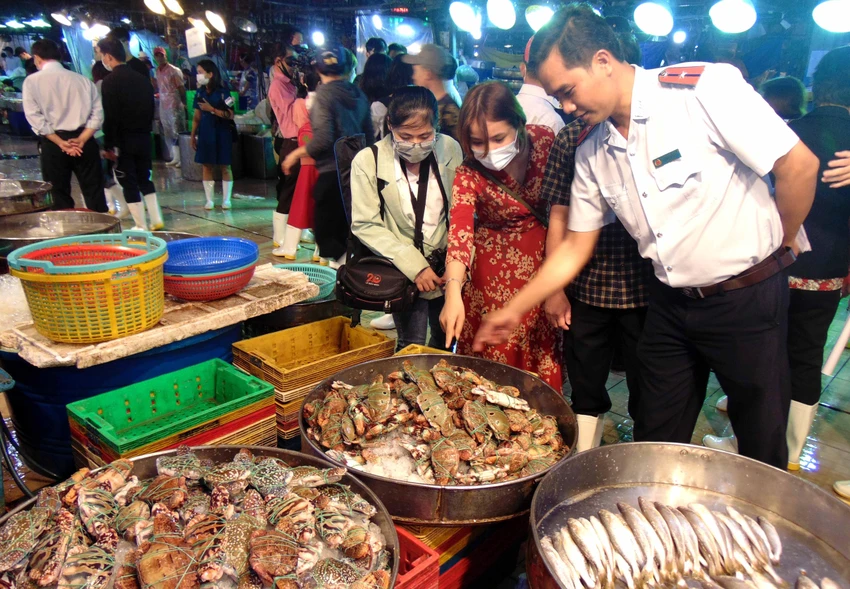 Ban Quản lý an toàn thực phẩm TP.HCM kiểm tra điểm kinh doanh hải sản trong chợ đầu mối Bình Điền. Ảnh: TRẦN NGỌC Ban Quản lý an toàn thực phẩm TP.HCM kiểm tra điểm kinh doanh hải sản trong chợ đầu mối Bình Điền. Ảnh: TRẦN NGỌC