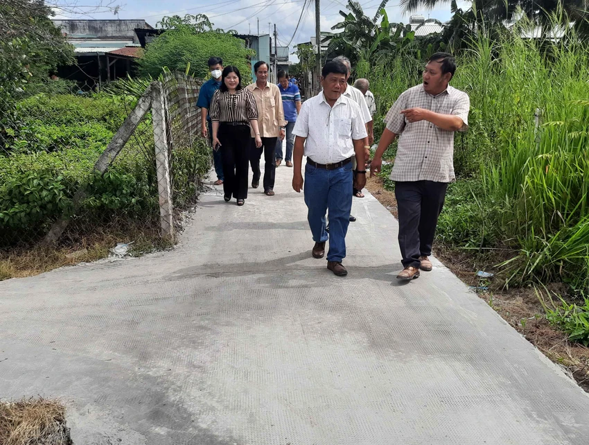 Bà con đi lại thuận lợi sau khi tuyến hẻm được tráng bê tông. Ảnh: MINH TƯỚC Bà con đi lại thuận lợi sau khi tuyến hẻm được tráng bê tông. Ảnh: MINH TƯỚC