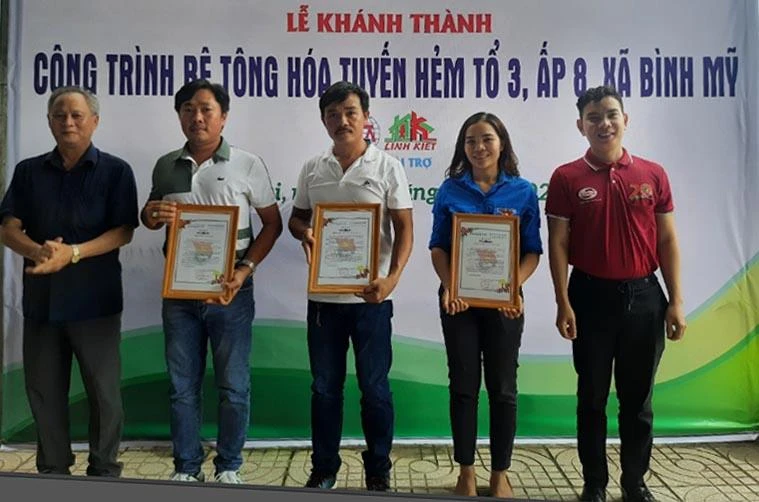 Lãnh đạo địa phương tặng giấy khen cho các doanh nghiệp tài trợ. Ảnh: THANH SỬU Lãnh đạo địa phương tặng giấy khen cho các doanh nghiệp tài trợ. Ảnh: THANH SỬU