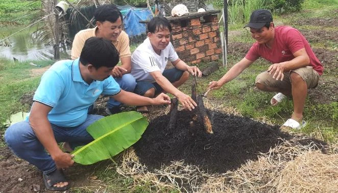 Cá lóc nướng trui thơm nức mũi. Ảnh: VĂN TOÀN Cá lóc nướng trui thơm nức mũi. Ảnh: VĂN TOÀN