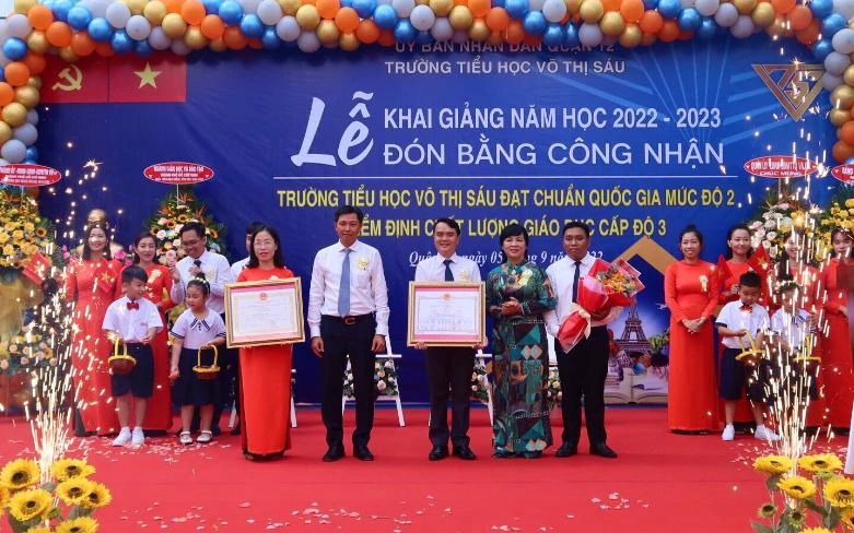 Trường Tiểu học Võ Thị Sáu nhận Bằng Công nhận đạt chuẩn quốc gia mức độ 2. Ảnh: TRẦN MINH Trường Tiểu học Võ Thị Sáu nhận Bằng Công nhận đạt chuẩn quốc gia mức độ 2. Ảnh: TRẦN MINH