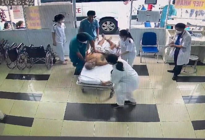 Sau khi được cứu sống, ông Q. được đưa vào trong để chăm sóc tiếp. Ảnh: BVCC Sau khi được cứu sống, ông Q. được đưa vào trong để chăm sóc tiếp. Ảnh: BVCC