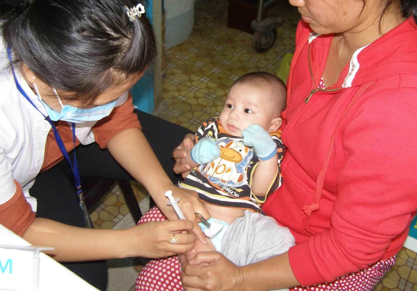 Một trẻ đang được tiêm vaccine trong chương trình tiêm chủng mở rộng. Ảnh: TRẦN NGỌC Một trẻ đang được tiêm vaccine trong chương trình tiêm chủng mở rộng. Ảnh: TRẦN NGỌC