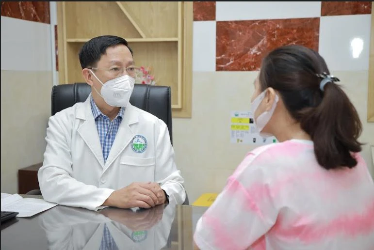 BS Phạm Đăng Trọng Tường đang thăm khám một bệnh nhân mắc bệnh da. Ảnh: BVCC