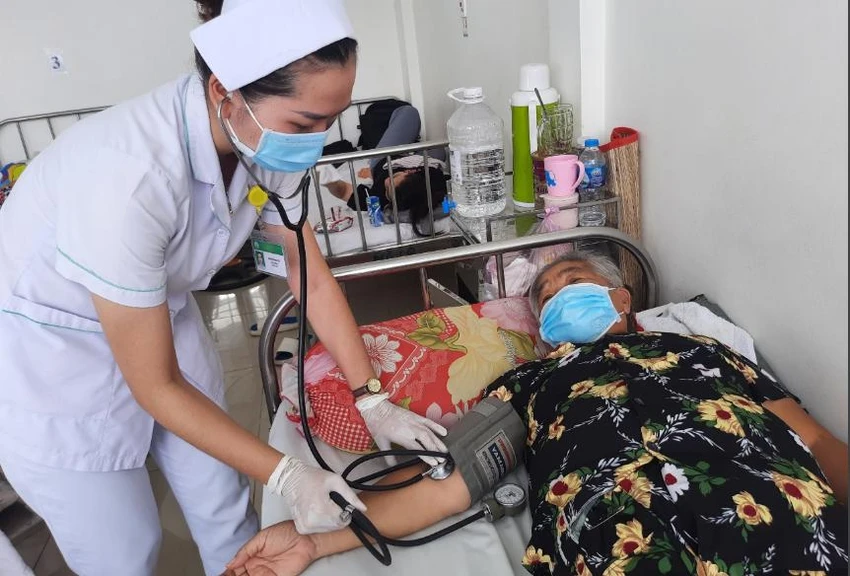 Điều dưỡng BV quận 12, TP.HCM đang kiểm tra sức khỏe người bệnh. Ảnh: TRẦN NGỌC