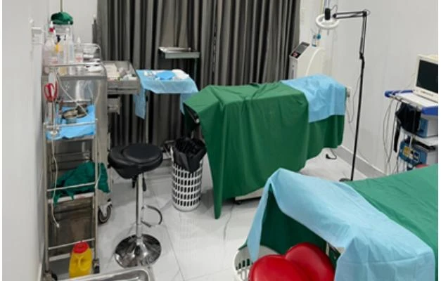 Trang thiết bị trong cơ sở làm đẹp không phép. Ảnh: SỞ Y TẾ