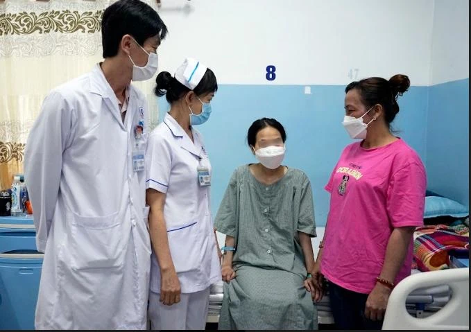 Các bác sĩ hỏi thăm sức khỏe chị L sau phẫu thuật cắt khối u. Ảnh: BVCC Các bác sĩ hỏi thăm sức khỏe chị L sau phẫu thuật cắt khối u. Ảnh: BVCC