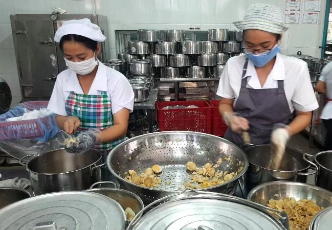 Chuẩn bị bữa ăn trưa cho học sinh Trường Tiểu học Nguyễn Thị Nuôi (huyện Hóc Môn, TP.HCM). Ảnh: TRẦN NGỌC Chuẩn bị bữa ăn trưa cho học sinh Trường Tiểu học Nguyễn Thị Nuôi (huyện Hóc Môn, TP.HCM). Ảnh: TRẦN NGỌC