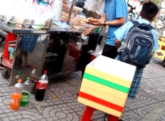 Thức ăn chưa đảm bảo an toàn thực phẩm trước cổng trường học
