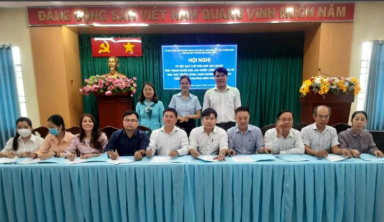 UBND phường Bình Hưng Hòa B, Bình Tân và các trường trên địa bàn ký quy chế phối hợp ngăn chặn hàng rong bán trước cổng và quanh trường. Ảnh: TRẦN NGỌC UBND phường Bình Hưng Hòa B, Bình Tân và các trường trên địa bàn ký quy chế phối hợp ngăn chặn hàng rong bán trước cổng và quanh trường