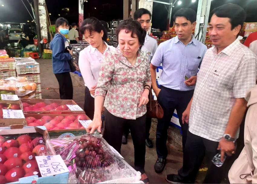 Đoàn kiểm tra giám sát hoạt động kinh doanh trái cây tại chợ đầu mối Thủ Đức. Ảnh: TRẦN NGỌC Đoàn kiểm tra giám sát hoạt động kinh doanh trái cây tại chợ đầu mối Thủ Đức. Ảnh: TRẦN NGỌC