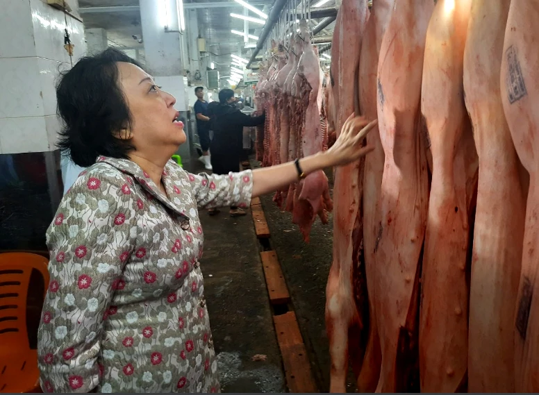 Kiểm tra hoạt động kinh doanh thịt heo ở chợ đầu mối Hóc Môn. Ảnh: TRẦN NGỌC Kiểm tra hoạt động kinh doanh thịt heo ở chợ đầu mối Hóc Môn. Ảnh: TRẦN NGỌC