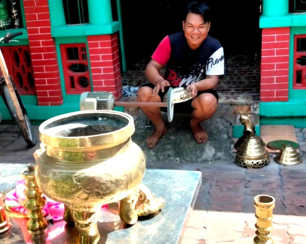 Lư đồng sáng loáng sau khi được anh Bùi Đức Trung đánh bóng. Ảnh: TRẦN NGỌC Lư đồng sáng loáng sau khi được anh Bùi Đức Trung đánh bóng. Ảnh: TRẦN NGỌC