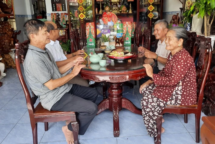 Hàng xóm qua nhà chúc Tết lẫn nhau. Ảnh: TRẦN NGỌC