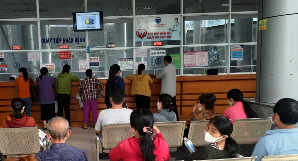 Đông người tới BV huyện Bình Chánh khám và điều trị đầu năm. Ảnh: TRẦN NGỌC Đông người tới BV huyện Bình Chánh khám và điều trị đầu năm. Ảnh: TRẦN NGỌC