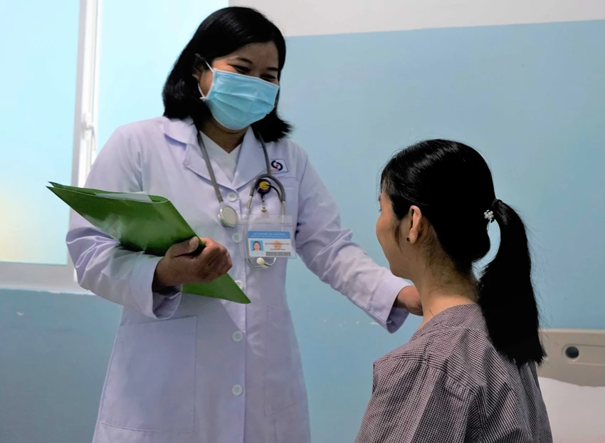 Bác sĩ đang kiểm tra sức khỏe chị L sau khi được phẫu thuật. Ảnh: BVCC Bác sĩ đang kiểm tra sức khỏe chị L sau khi được phẫu thuật. Ảnh: BVCC