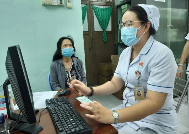 Nhân viên BV Nguyễn Trãi sử dụng công nghệ thông tin trong quá trình tiếp nhận bệnh nhân điều trị kỹ thuật cao. Ảnh: TRẦN NGỌC Nhân viên BV Nguyễn Trãi sử dụng công nghệ thông tin trong quá trình tiếp nhận bệnh nhân điều trị kỹ thuật cao. Ảnh: TRẦN NGỌC