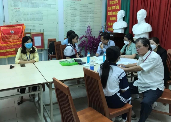 Các chuyên gia y tế đang khám cho học sinh mắc bệnh. Ảnh: SỞ Y TẾ Các chuyên gia y tế đang khám cho học sinh mắc bệnh. Ảnh: SỞ Y TẾ