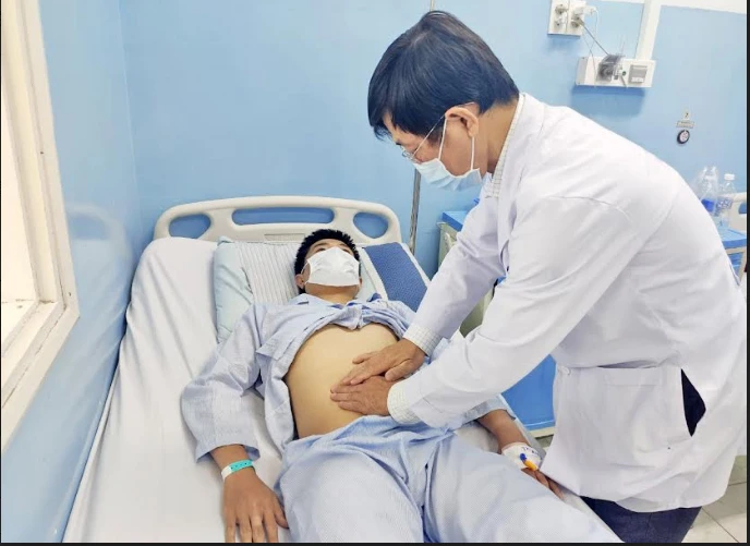 Bác sĩ đang kiểm tra sức khỏe anh T sau phẫu thuật. Ảnh: BVCC Bác sĩ đang kiểm tra sức khỏe anh T sau phẫu thuật. Ảnh: BVCC