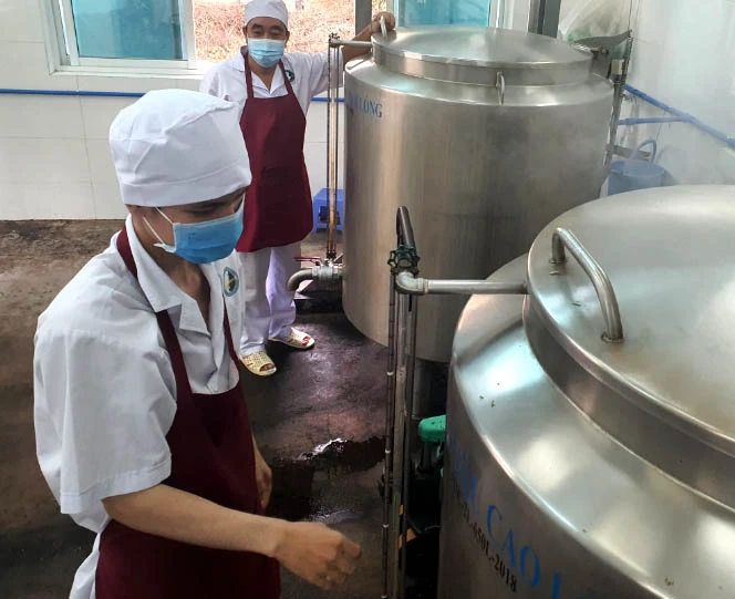 Dây chuyền sản xuất thuốc y học cổ truyền đạt chuẩn GMP-WHO. Ảnh: TRẦN NGỌC Dây chuyền sản xuất thuốc y học cổ truyền đạt chuẩn GMP-WHO. Ảnh: TRẦN NGỌC