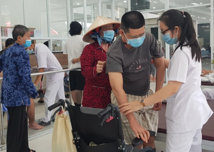 Bệnh nhân đang được nhân viên BV Phục hồi chức năng và điều trị bệnh nghề nghiệp TP.HCM hướng dẫn tập vật lý trị liệu. Ảnh: TN Bệnh nhân đang được nhân viên BV Phục hồi chức năng và điều trị bệnh nghề nghiệp TP.HCM hướng dẫn tập vật lý trị liệu. Ảnh: TN
